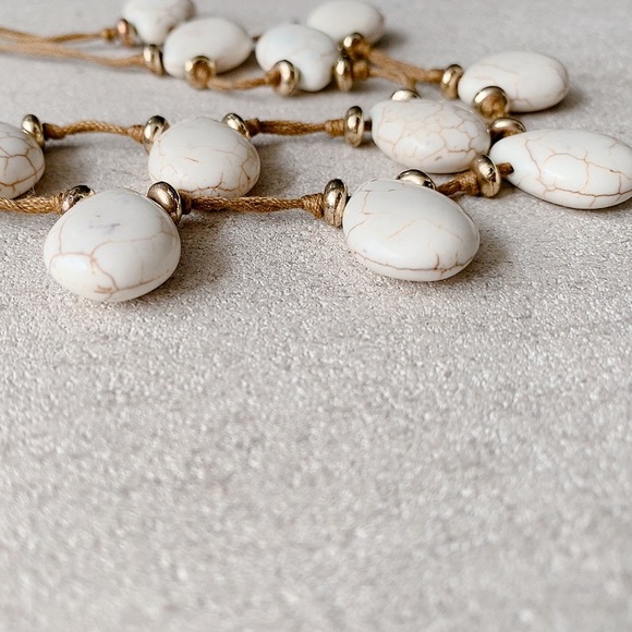 Set. White-crackle stone necklace with earrings. - Picture 4 of 13